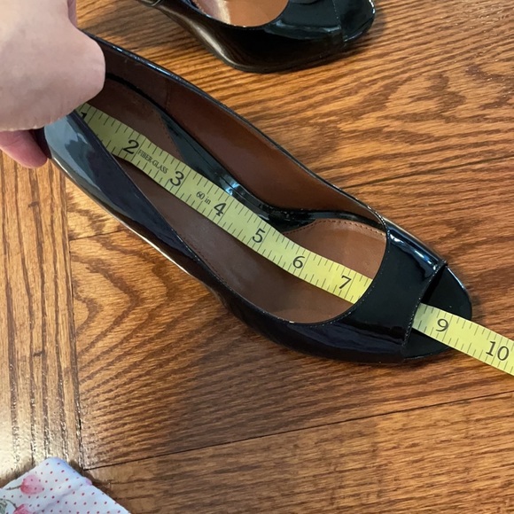 COLE HAAN BLACK PATENT LEATHER PEEP TOE HEELED PUMP. Size 6 - Picture 12 of 13